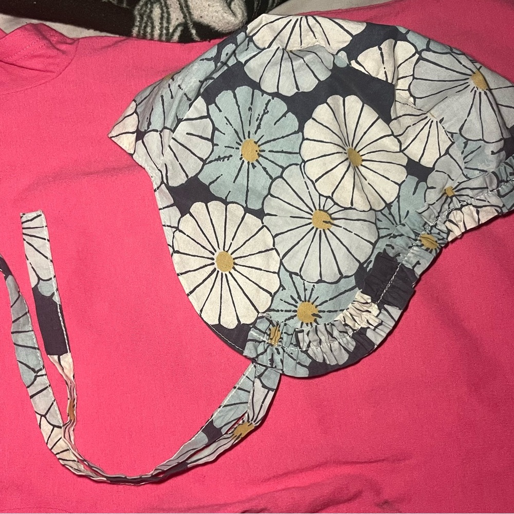 Kate Quinn 2t 2019 og blue vintage daisies bonnet hat